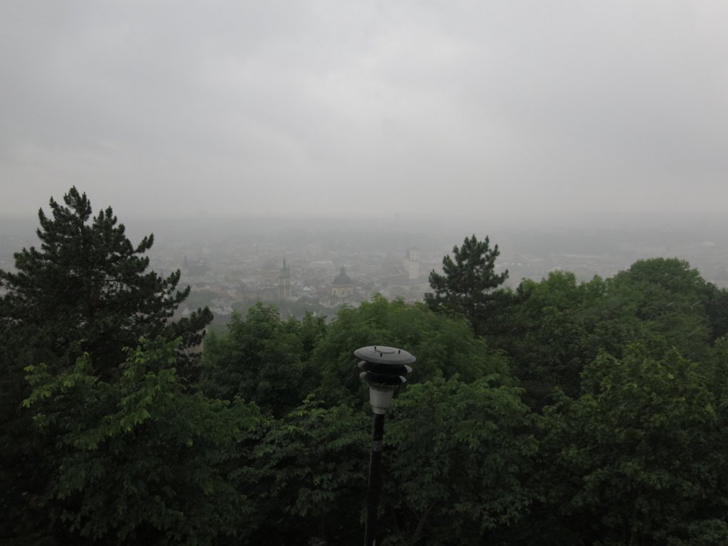 106.jpg - Panorama Lwowa z wysokiego zamku niestety w deszczu.