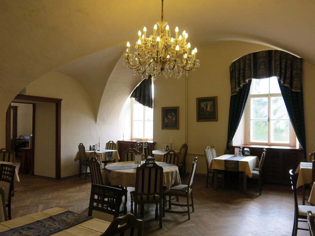 11.jpg - Sala restauracyjna w zamku Hruba Skala.