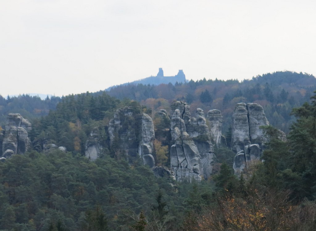 28.jpg - Widok na ruiny zamku Trosky – symbol Czeskiego Raju.