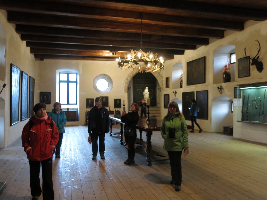 39.jpg - Podziwiamy eksponaty zamku Kost.