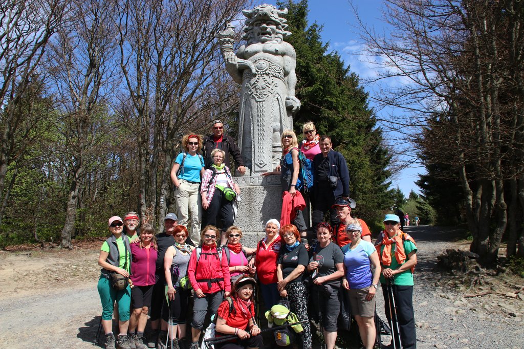 030.jpg - "Rodzinna" fotografia z bożkiem Radegastem.