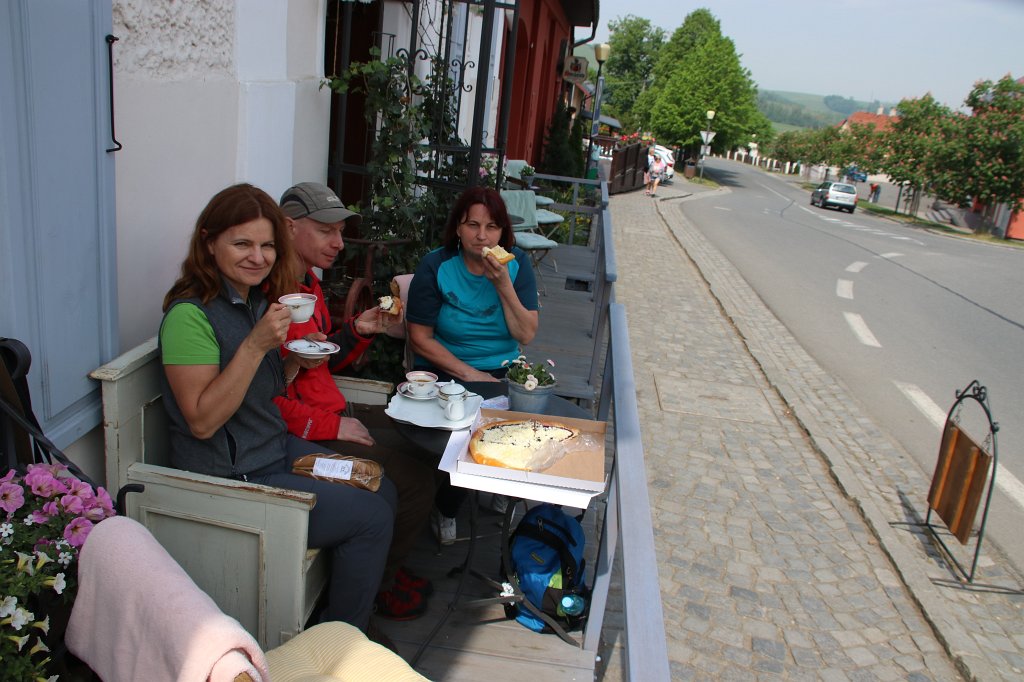 063.jpg - Degustujemy przy kawie.