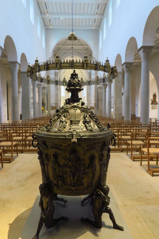 87.jpg - Chrzcielnica z 1225 r. i świecznik Hezilo z ok. 1065 r.