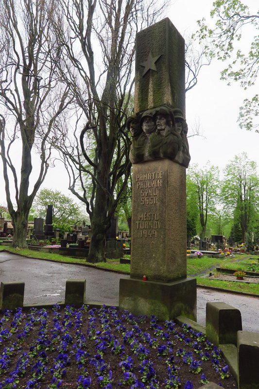 038.jpg - Cmentarz w Turnovie.