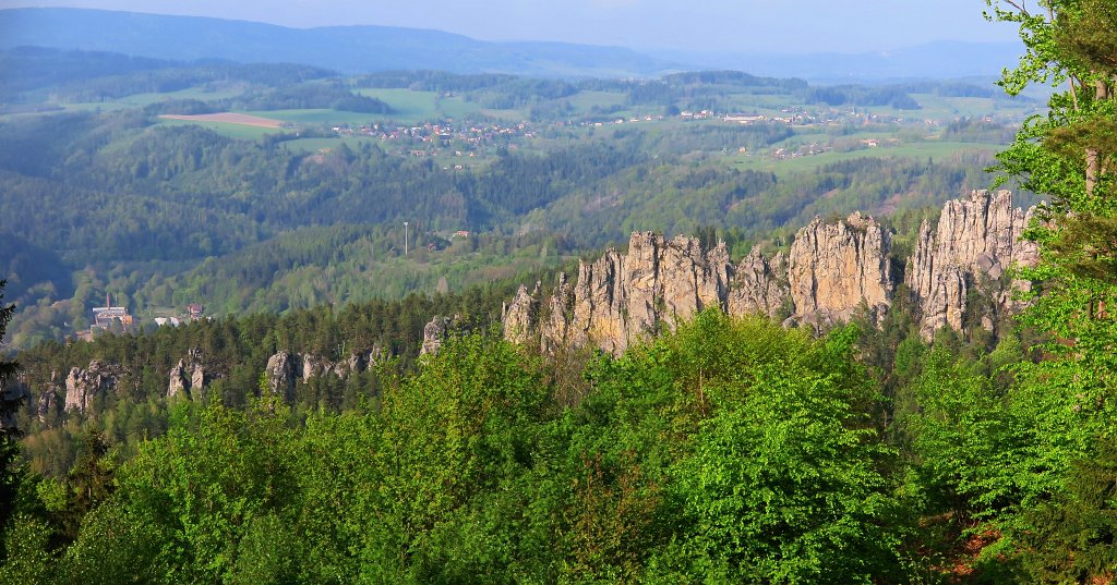 086.jpg - Widok ze szczytu Sokol 562 m na Suche Skały.
