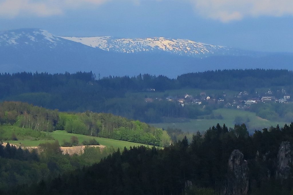100.jpg - Widok z punktu widokowego Drabovna na zaśnieżone Karkonosze.