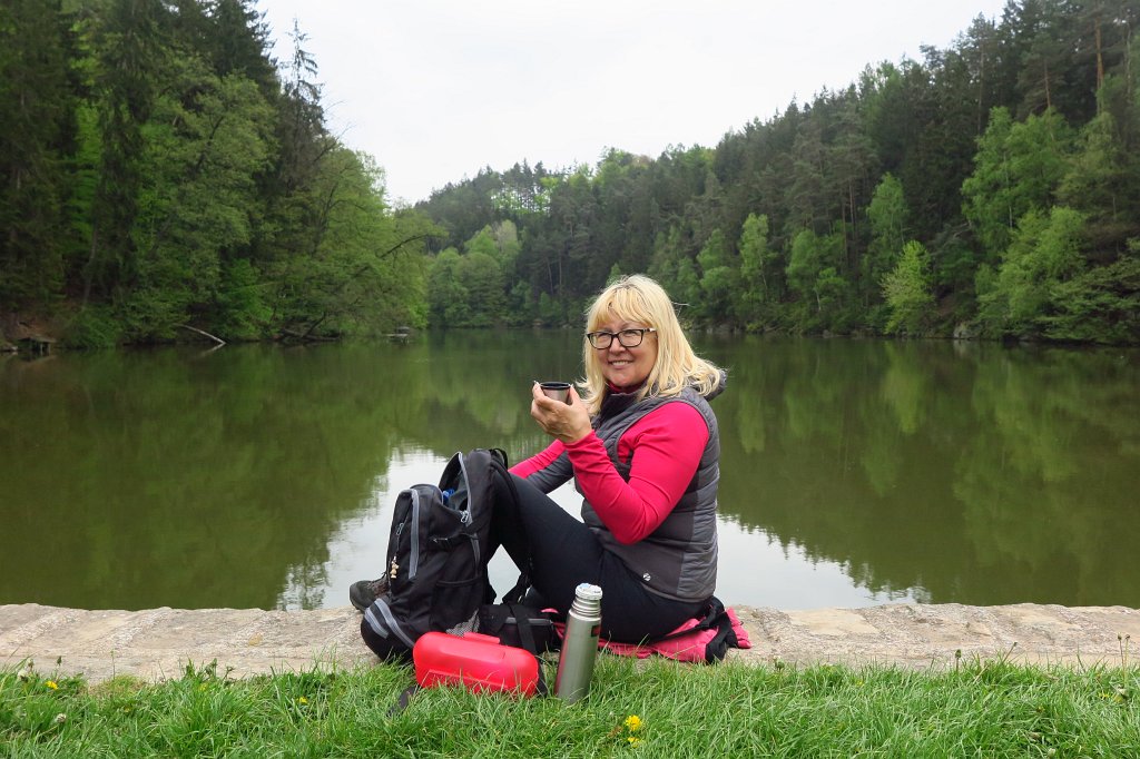 115.jpg - Nad stawem, których jest wiele w okolicy zamku Trosky.