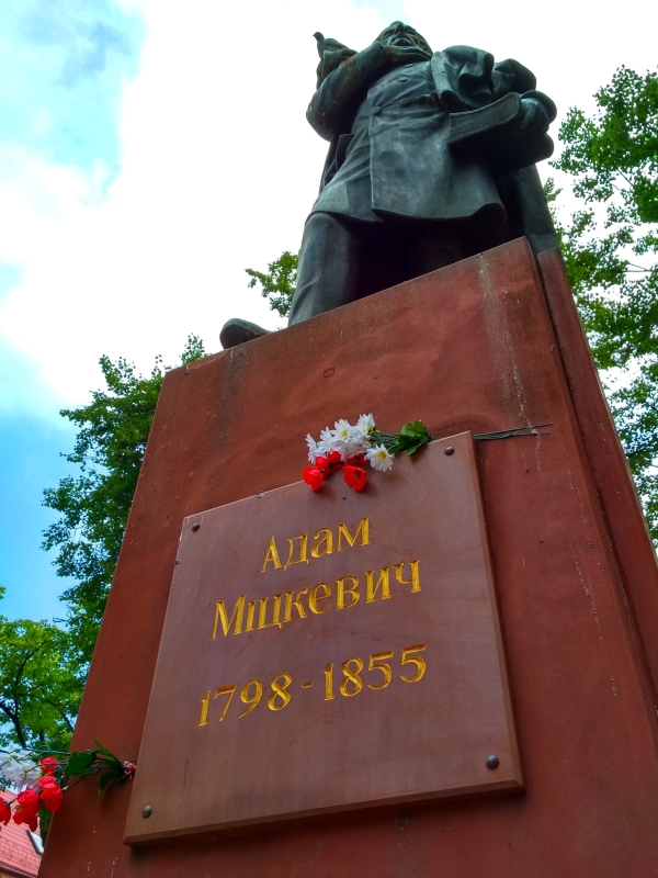 69.jpg - Pomnik Adama Mickiewicza w Iwano-Frankiwsku.