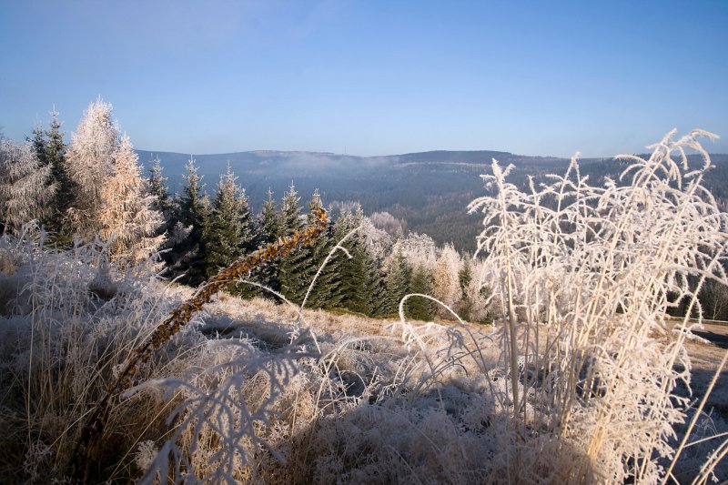05.jpg - Widok na pasmo Gór Izerskich.