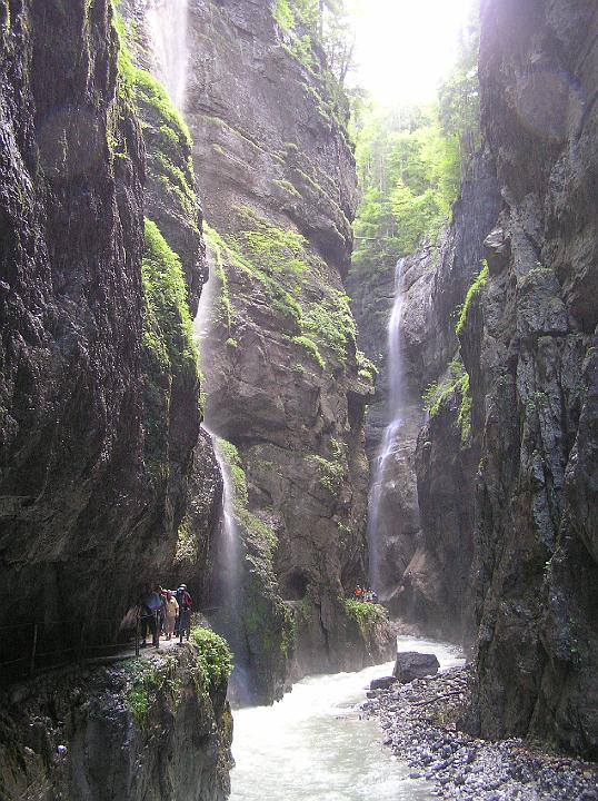 01.jpg - Partnachklamm - piękny wąwóz uznany za pomnik przyrody gdzie woda dosłownie spływa na głowę.