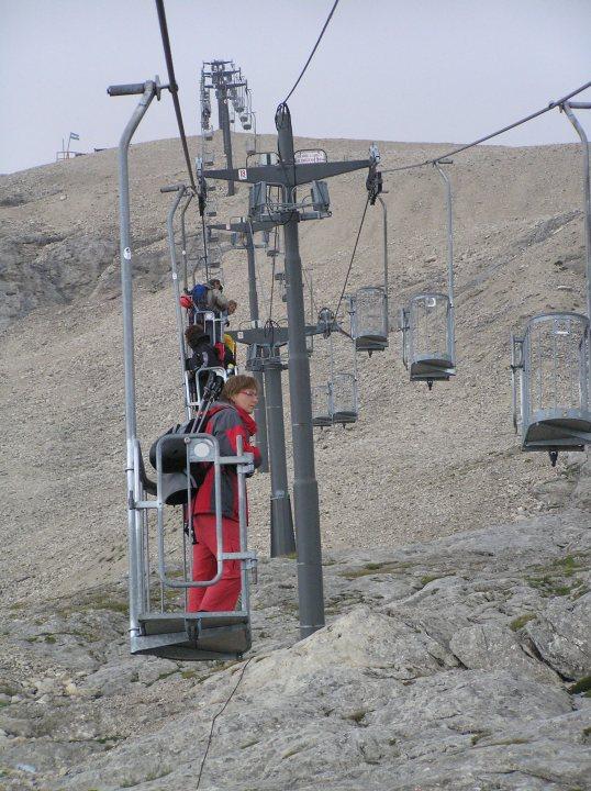 37.jpg - DZIEŃ 4. Marmolada. Najpierw wjeżdżamy ciekawym wyciągiem do Rif. Pian dei Fiacconi (2625 m).