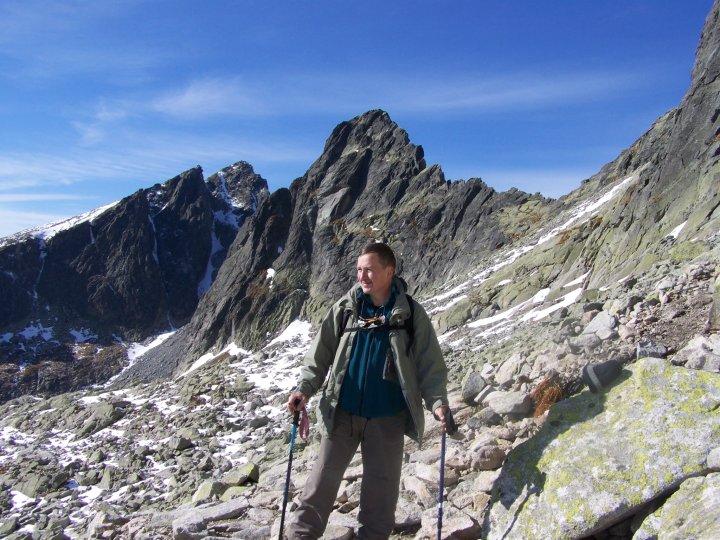 28.jpg - Ostry Szczyt (2367 m), dalej Jaworowy (2417 m).