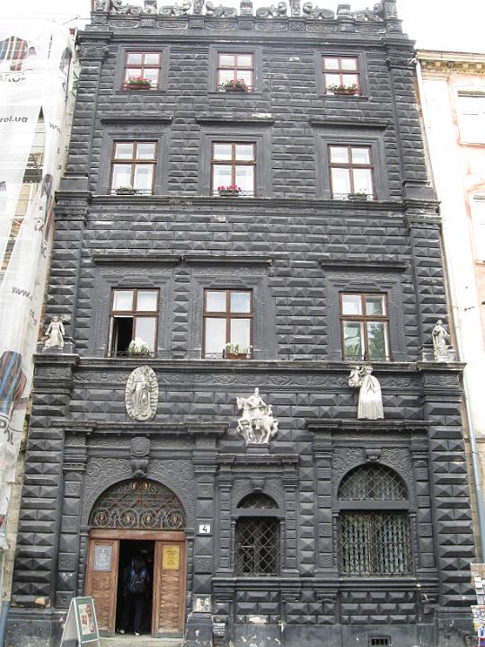 69.jpg - Czarna Kamienica na rynku.