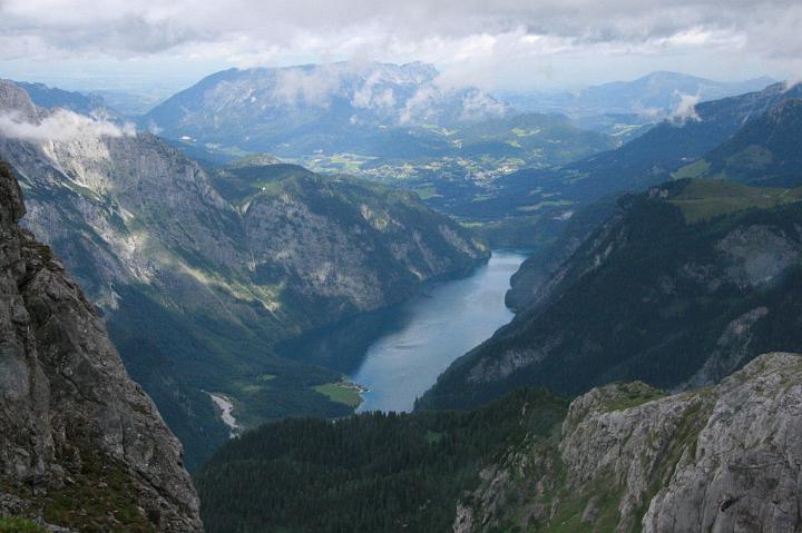 48.jpg - Z grani mamy piękny widok na jezioro Königssee.