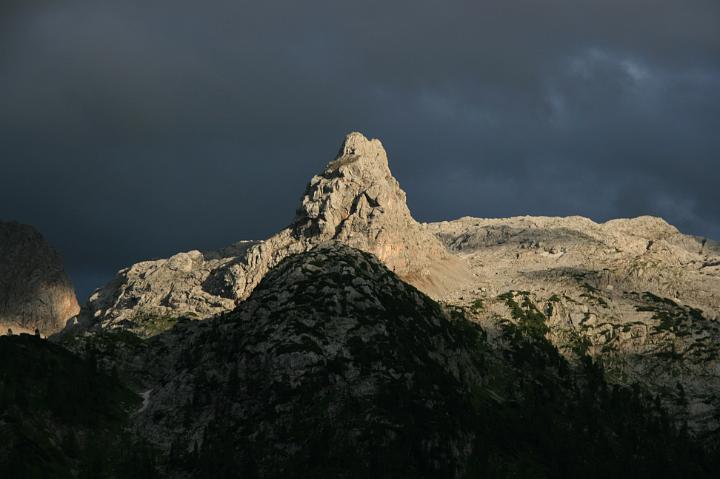50.jpg - Turnia Schottmalhorn (2232m) widoczna z Kärlingerhaus o zachodzie słońca pokazała nam swoje najładniejsze oblicze.