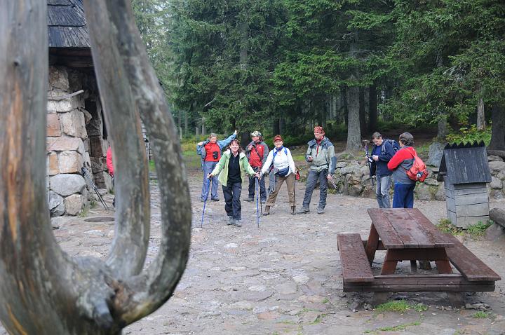 25.jpg - Zbiórka przed schroniskiem przed kolejną wycieczką.