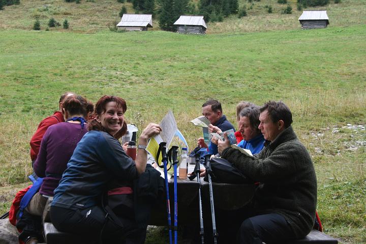 28.jpg - Odpoczynek na Niżniej Kominiarskiej Polanie.