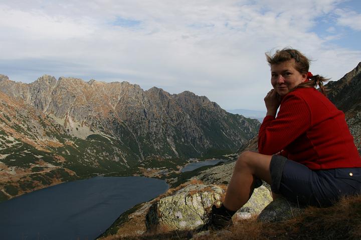 37.jpg - Ela podziwia widoki w Dolinie Pięciu Stawów Polskich.
