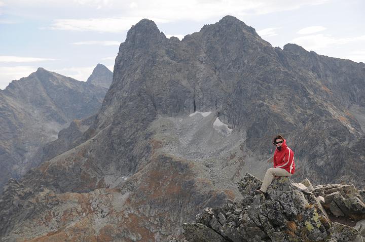 41.jpg - Monia, też na Szpiglasowym Wierchu. W tle Mięguszowiecki Szczyt (2438m) i Cubryna (2376m).