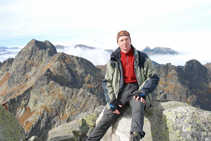 65.jpg - Marcin na Kozim Wierchu. Z tyłu Świnica (2301m).