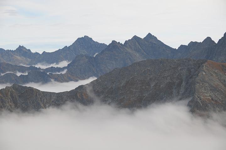 68.jpg - Tatry wysokie wyłaniają się z chmur.