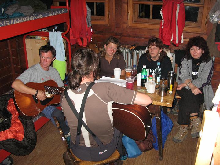 70.jpg - I jak to u nas bywa, dzień kończymy przy gitarze, a nawet dwóch :-)