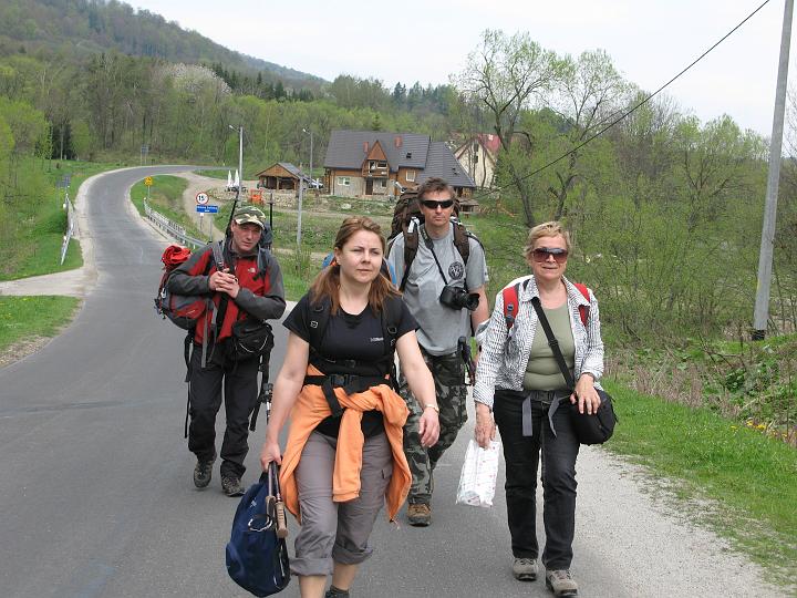 17.jpg - Zmierzamy na przystanek aby przejechać do Wetliny.