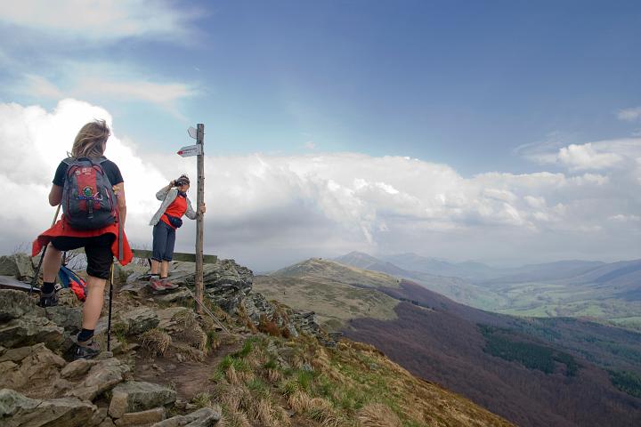 30.jpg - Na Osadzkim Wierchu (1253m). W tle Połonina Wetlińska.