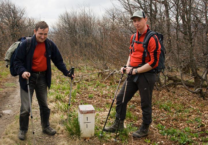51.jpg - Prezesi przy słupku nr 1 na granicy polsko-słowackiej.