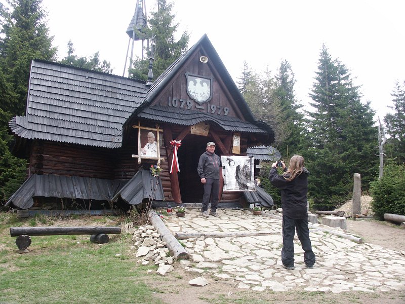 06.jpg - Kapliczka papieska (na Turbaczu).