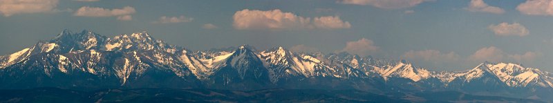 30.jpg - Widok na Tatry, tym razem z wieży na Radziejowej (1262m).