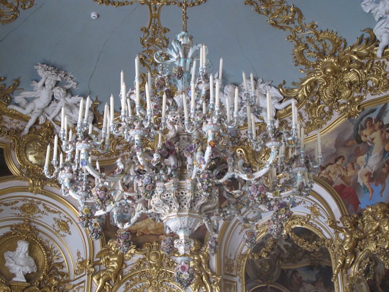 067.jpg - Największy w Europie żyrandol z porcelany z Miśni.