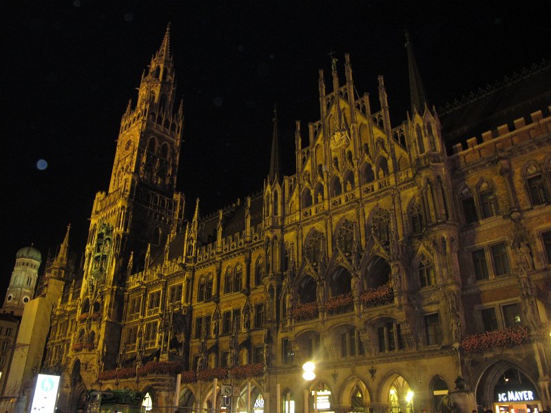 074.jpg - Nowy Ratusz na Marienplatz w Monachium.