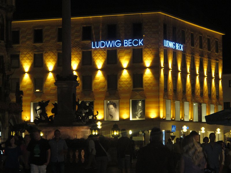 075.jpg - Centrum Monachium wieczorem.
