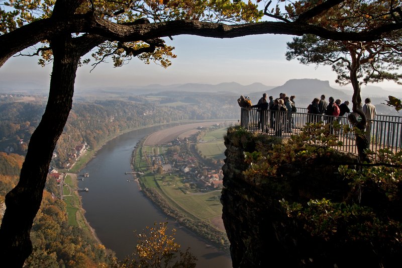 15.jpg - Skały Bastei. Jeden z wielu punktów widokowych na wijącą się w dole Łabę.