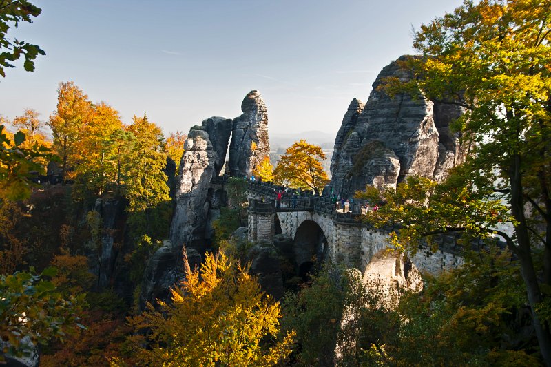 17.jpg - Kamienny most wybudowany na strzelistych skałach to część ruin średniowiecznego zamku.