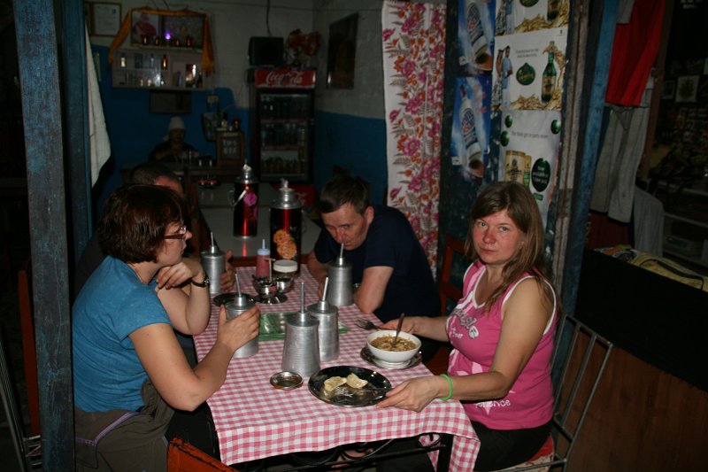 035.jpg - Tradycyjne potrawy nepalskie - zupa z kurczaka, pierożki momo i Tongba – alkoholowy napój z prosa.