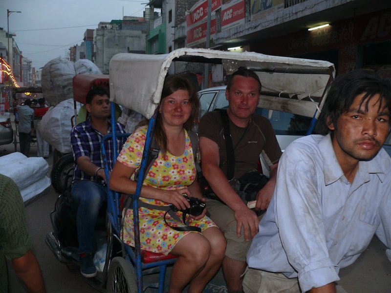 188.jpg - Przejażdżka rikszą po dzielnicy Pahar Ganj w Delhi.