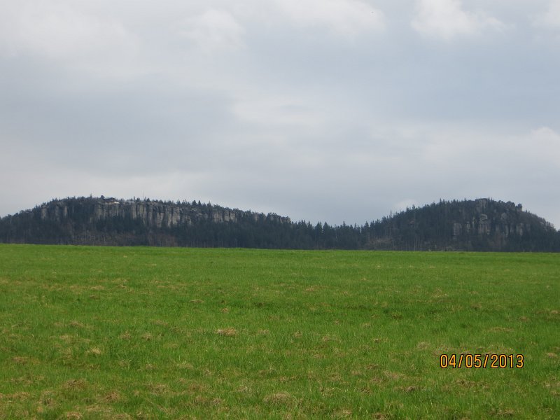 54.jpg - W oddali Szczelińce.