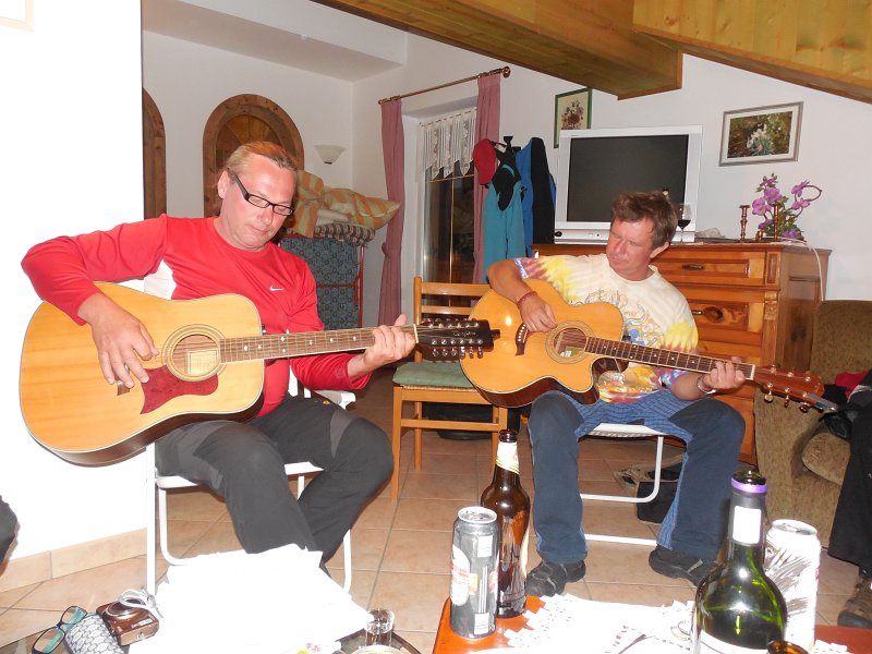 055.jpg - Jedyne spotkanie przy gitarze.