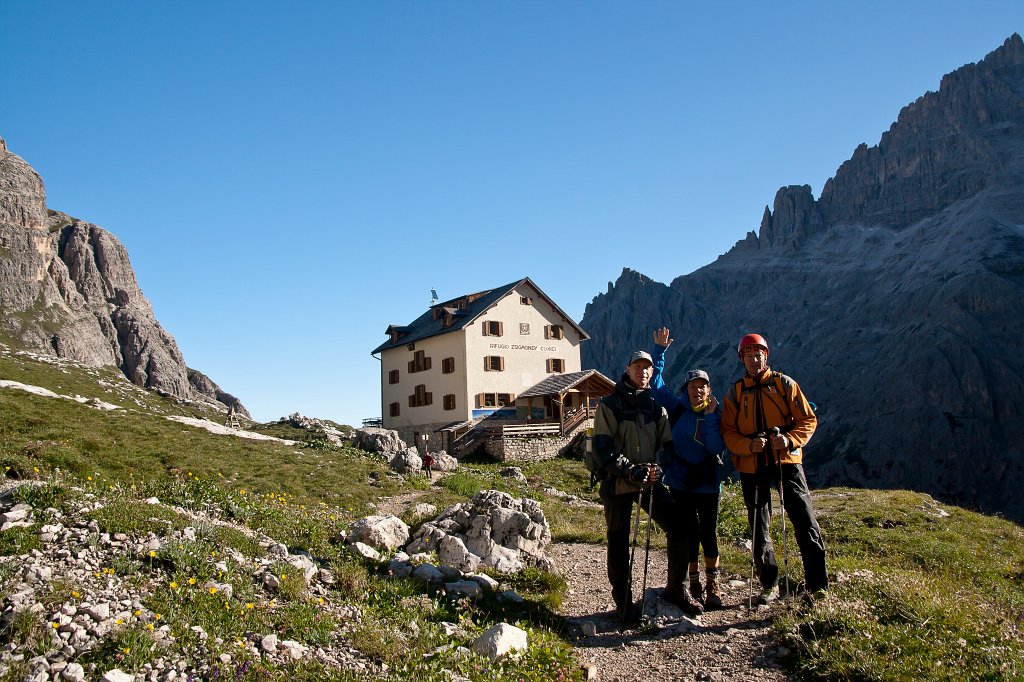 04.jpg - Wstaje zimny ale piękny, słoneczny dzień. Pełni sił wyruszamy na ferratę Strada degli Alpini.