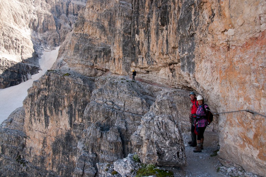 10.jpg - Idziemy skalnymi półkami wzdłuż ferraty Strada Alpini.