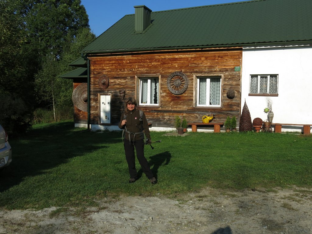 01.jpg - Budynek w kompleksie leśniczówki w Wołosatem - tu mieszkaliśmy.