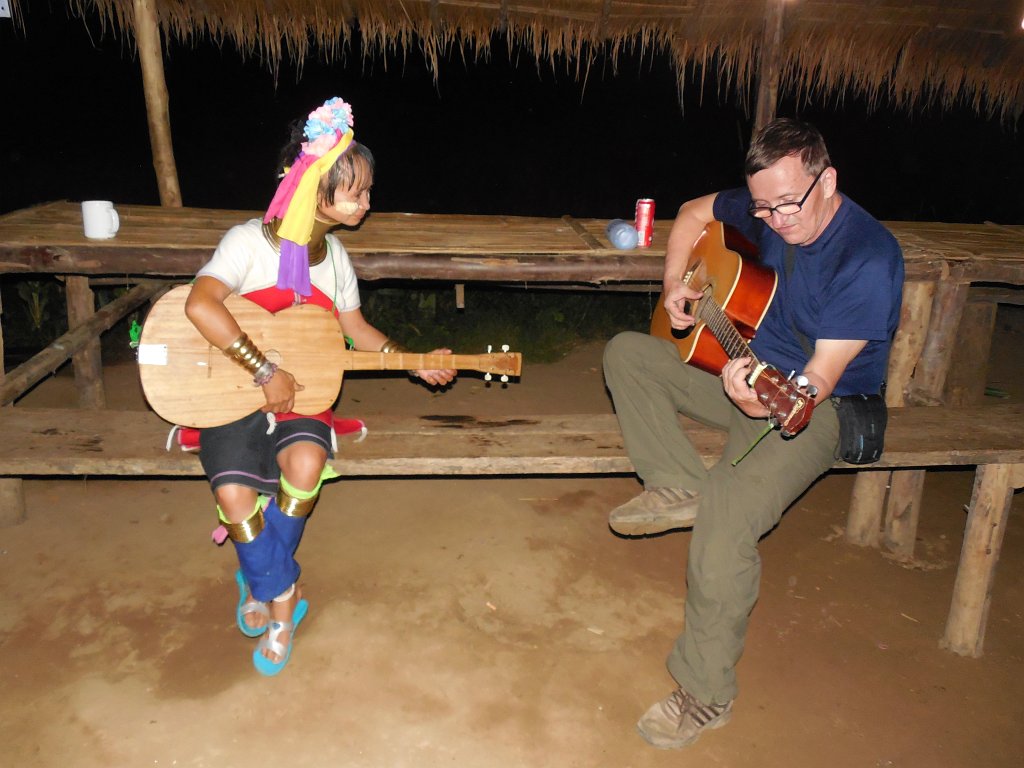 047.jpg - Polsko-tajskie warsztaty gry na gitarze.