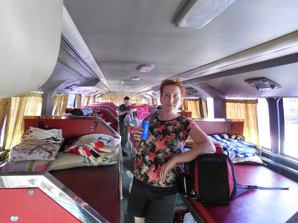 058.jpg - Jedziemy autobusem z miejscami do leżenia.