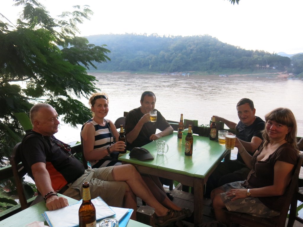 123.jpg - Nad Mekongiem w Luang Prabang.