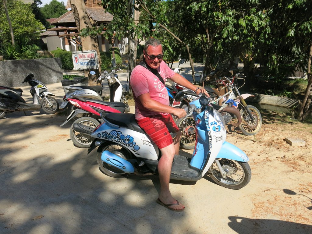 182.jpg - Zwiedzanie wyspy na skuterku.