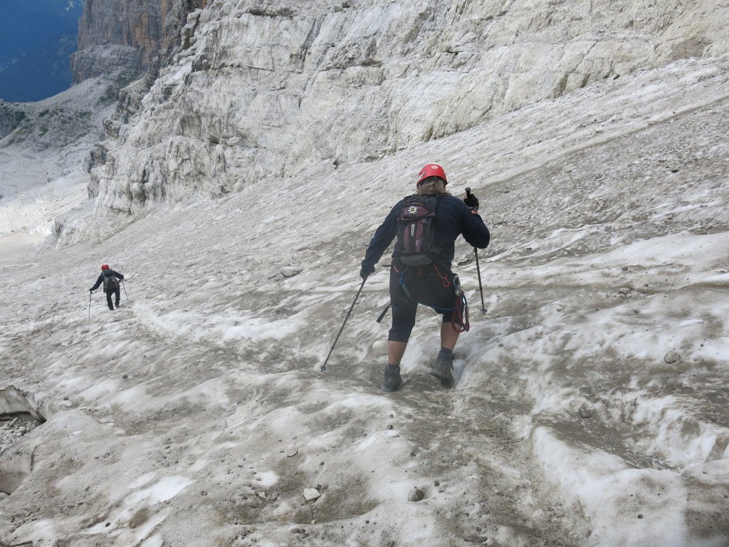 34.jpg - Na lodowcu trzeba być bardzo skoncentrowanym.