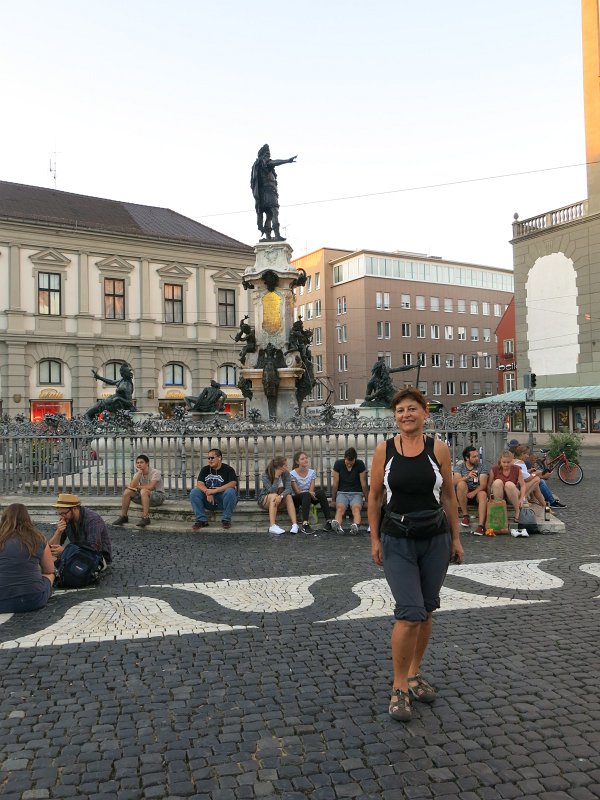 78.jpg - Przy fontannie na starówce w Augsburgu.