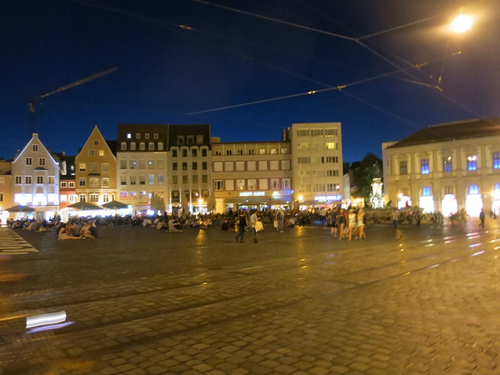 80.jpg - Mieszkańcy przesiadują na starówce.